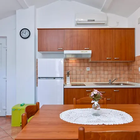 Апартаменты 714 *