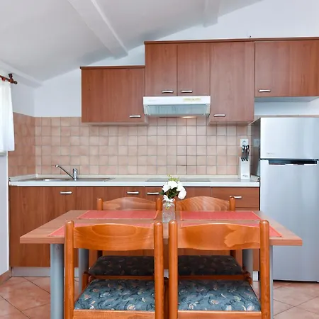 Апартаменты 714 *